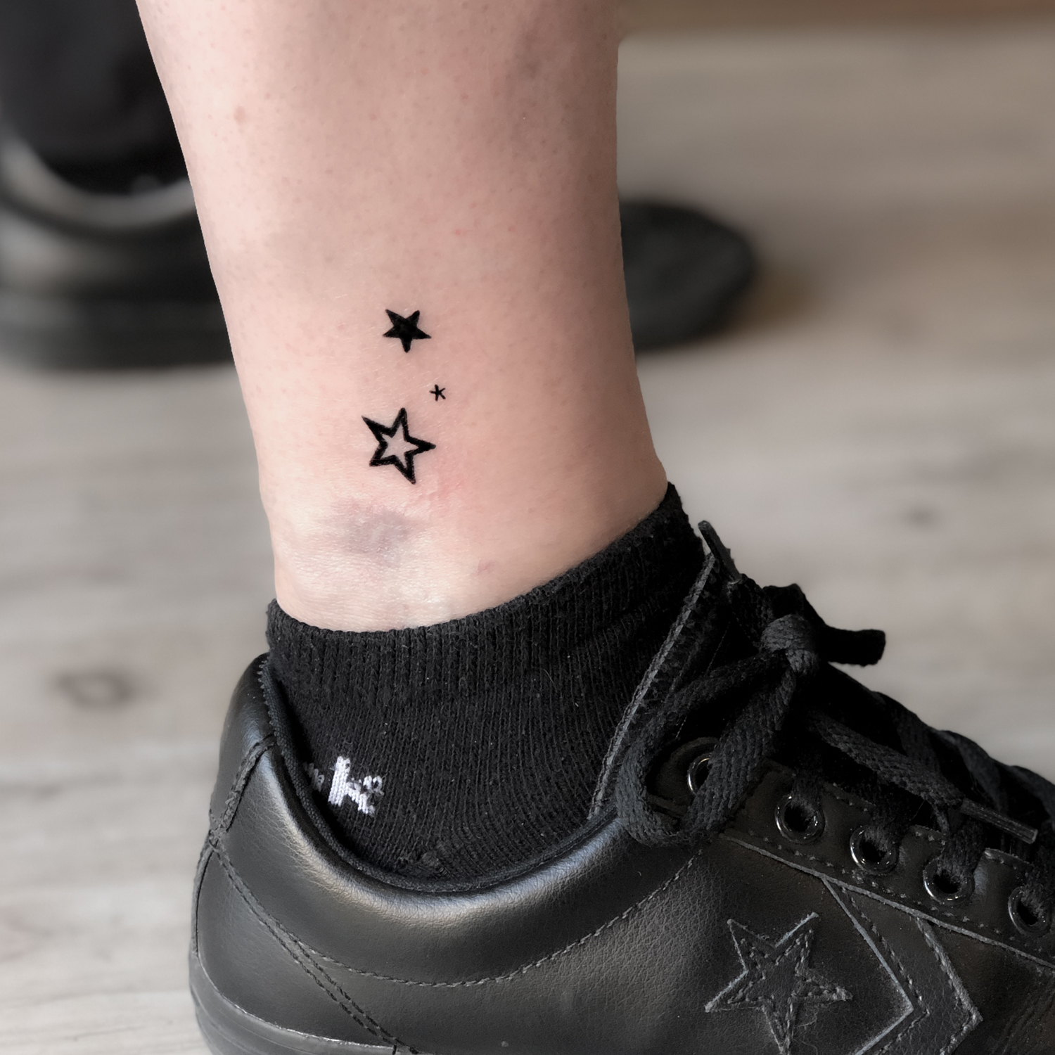 tatuaje blanco y negro de unas estrellas