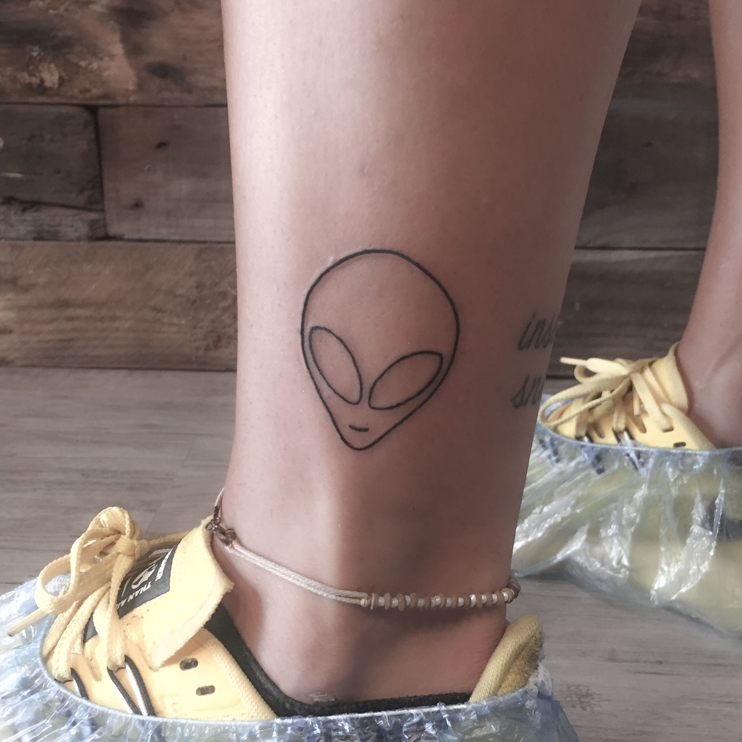 tatuaje blanco y negro de un alien