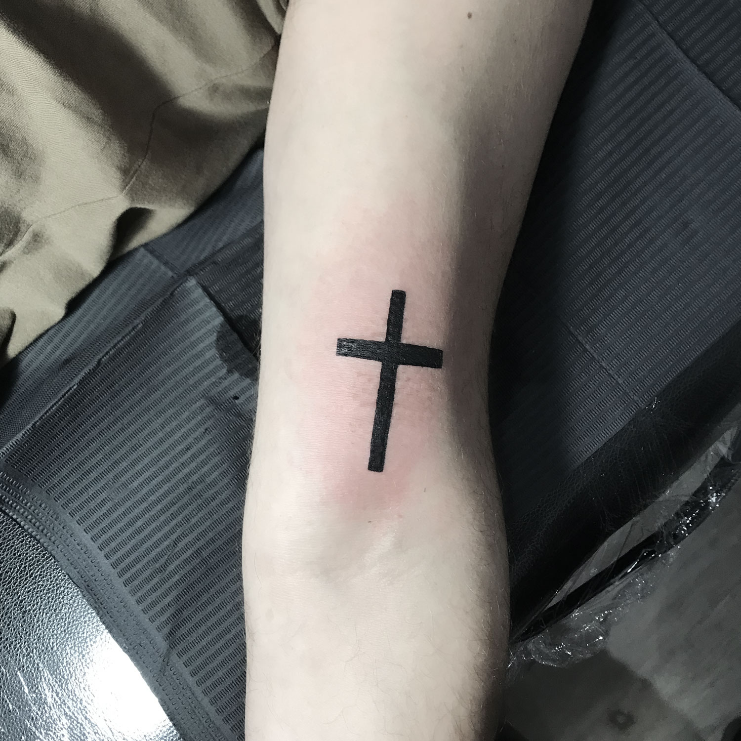 Tatuaje black work de una cruz