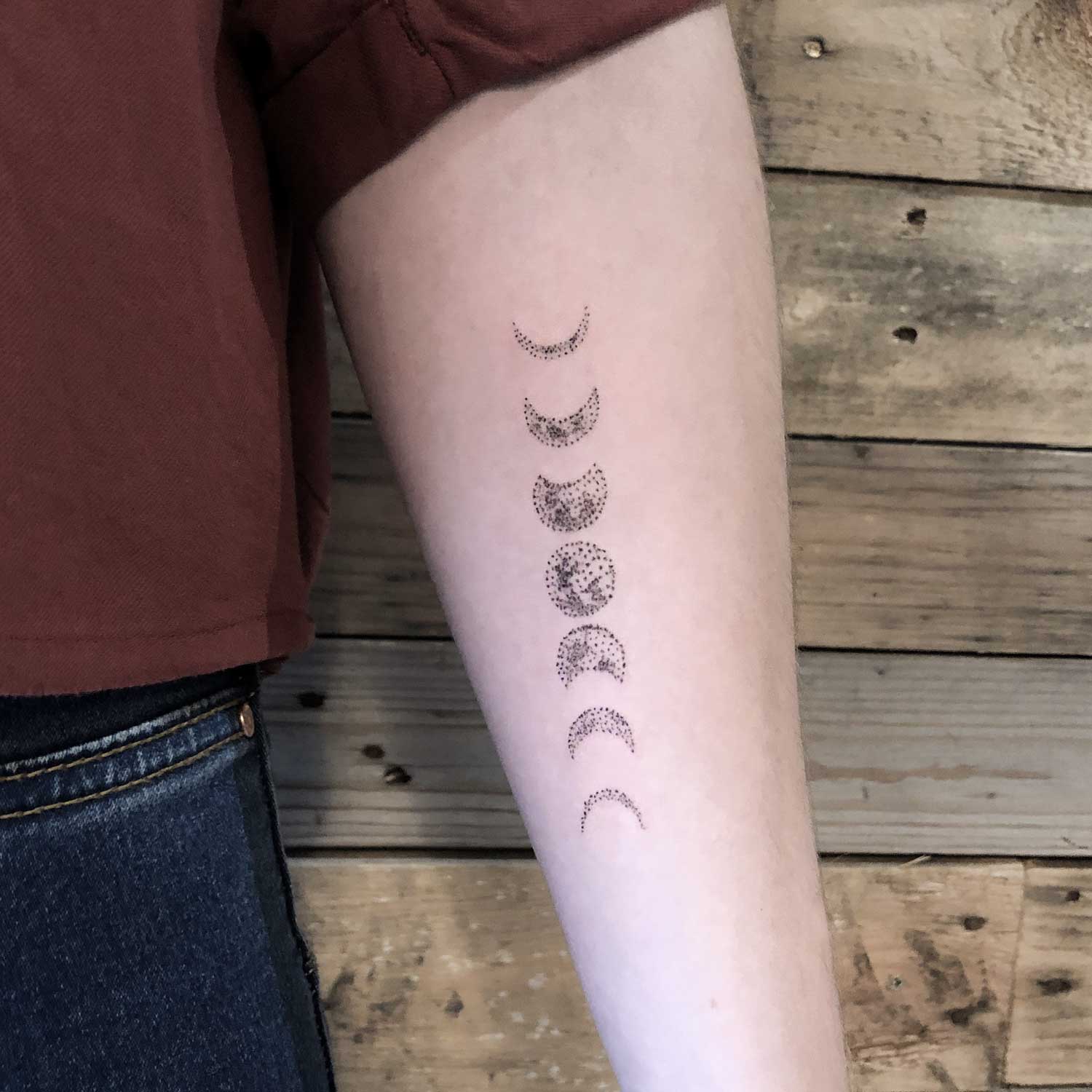 tatuaje blanco y negro fases de la luna