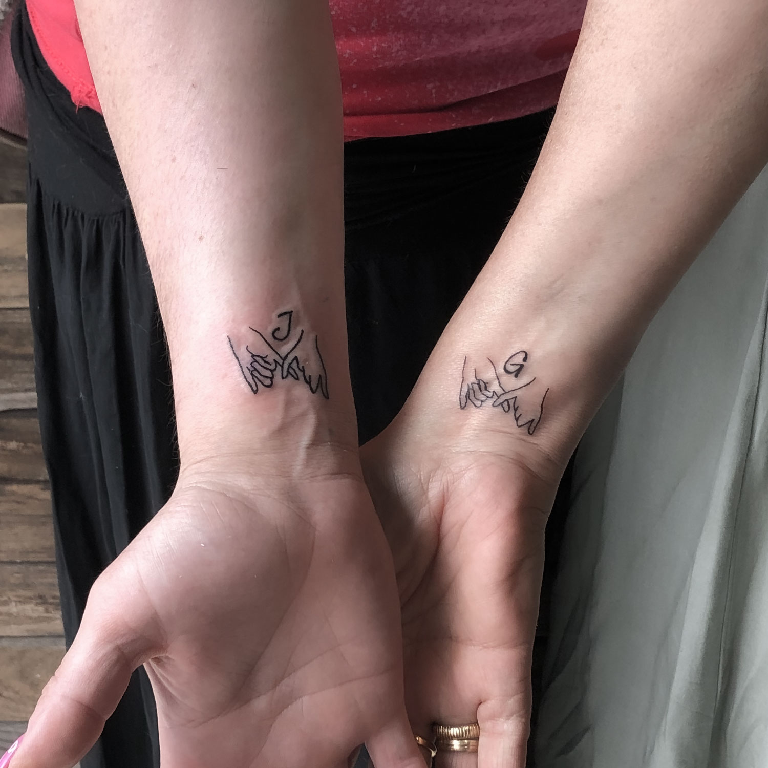 tatuaje blanco y negro manos