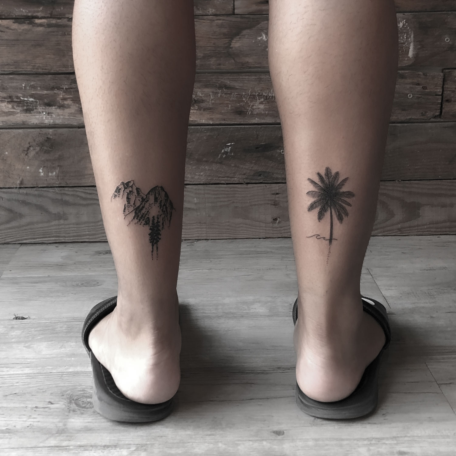 tatuaje blanco y negro montaña y palmera