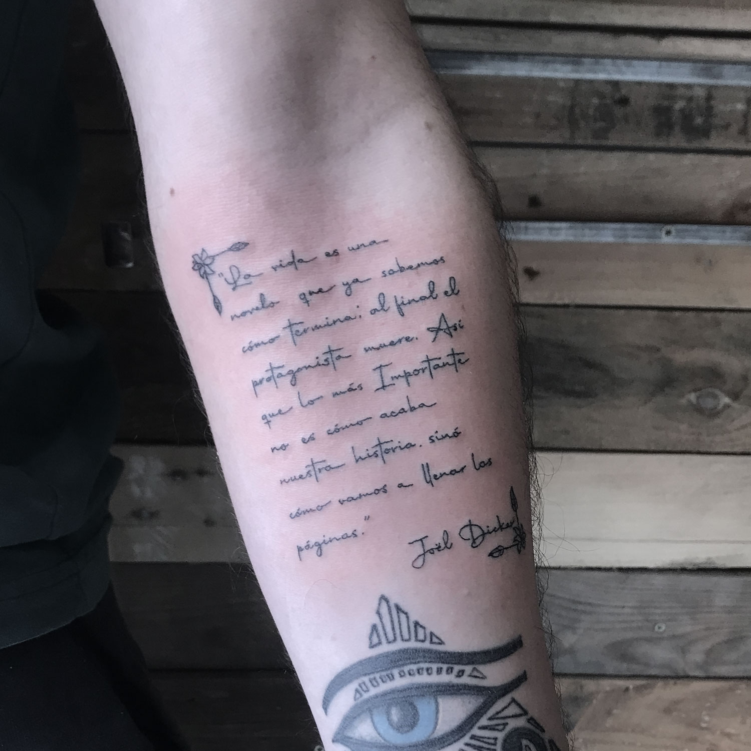 Tatuaje lettering de texto de Joël Dicker