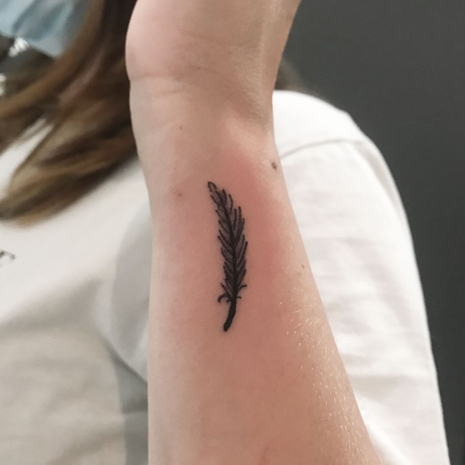 Tatuaje black work de una pluma