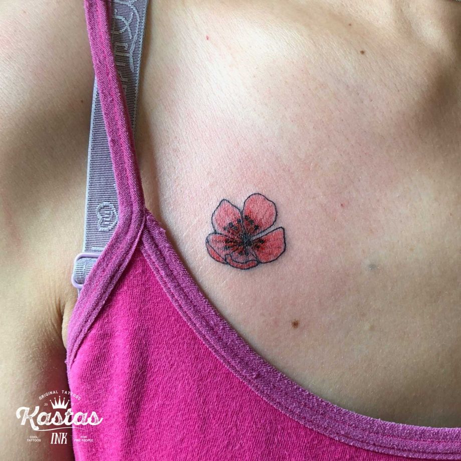 Tatuaje en color de una flor del cerezo