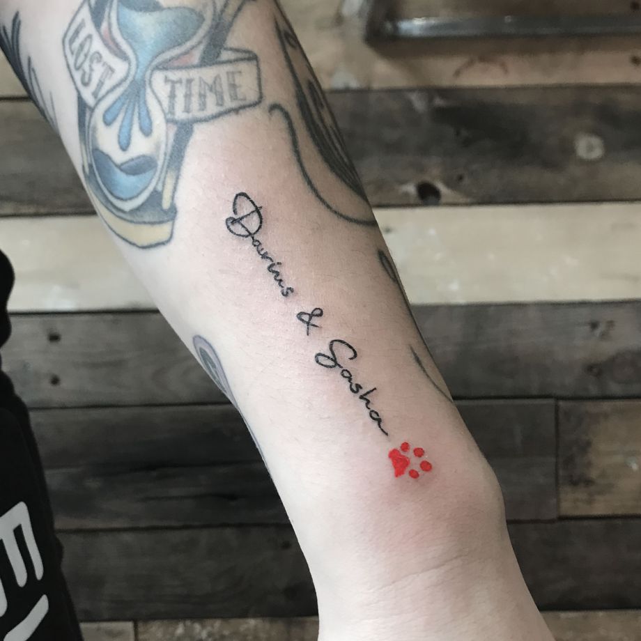Tatuaje lettering de "Darius & Sasha"