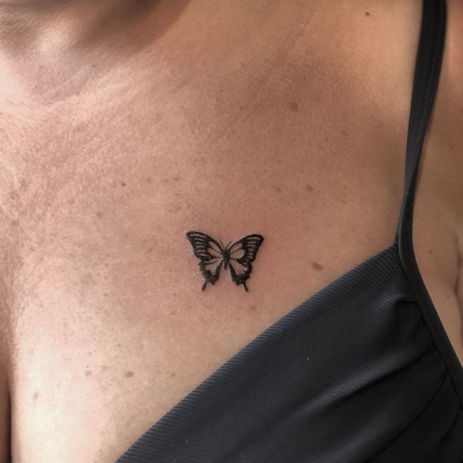 Tatuaje black work de una mariposa