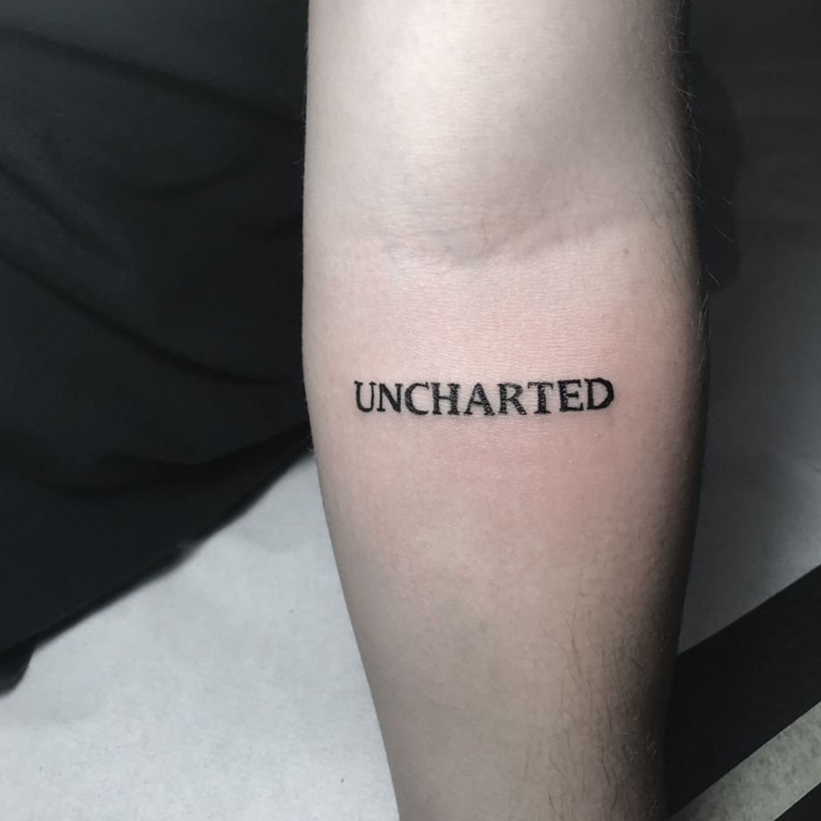 Tatuaje lettering de "UNCHARTED"