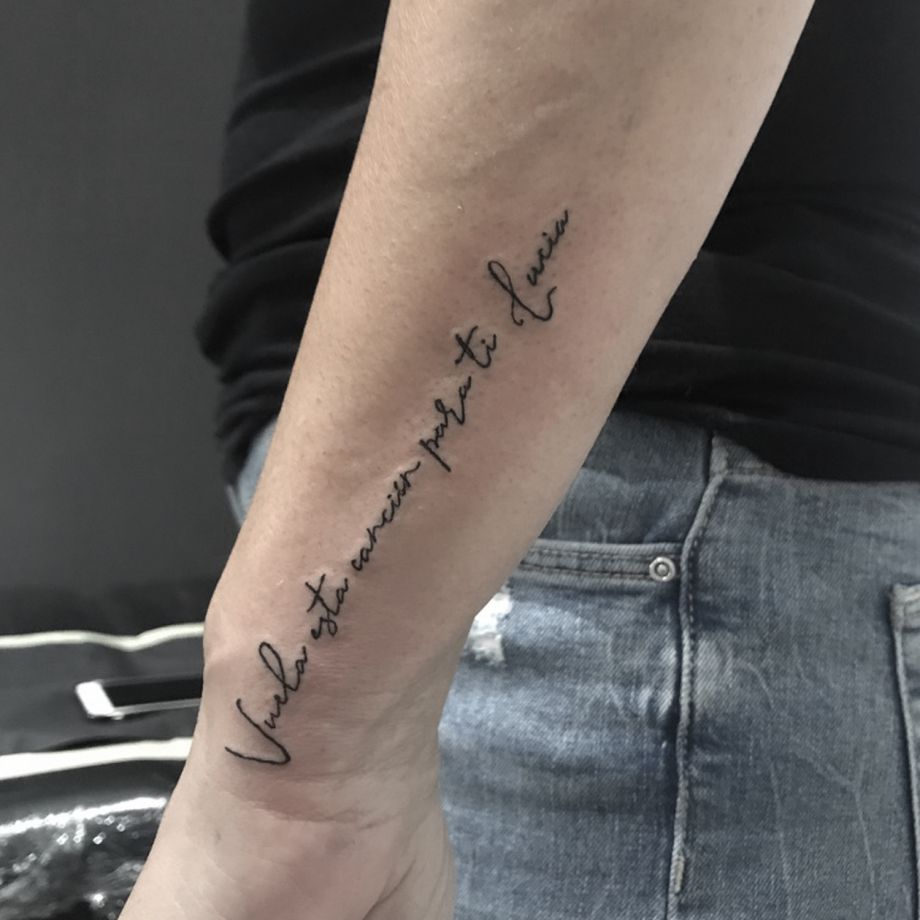 Tatuaje lettering de una canción de Serrat