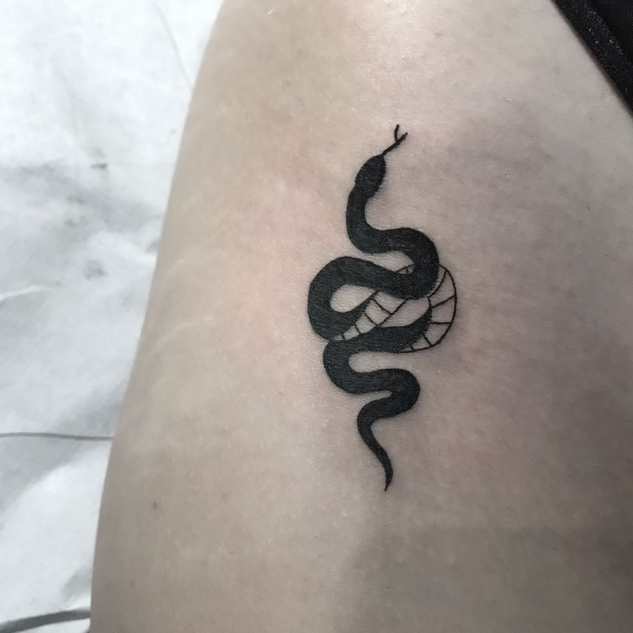 Tatuaje black work de una serpiente