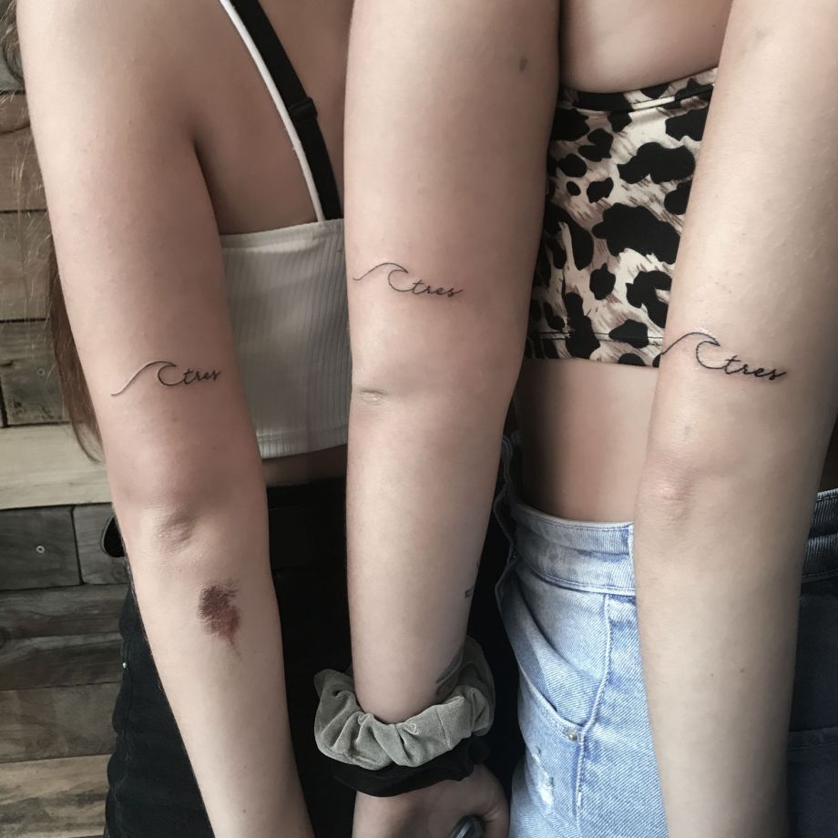 Tatuajes lettering de "tres"