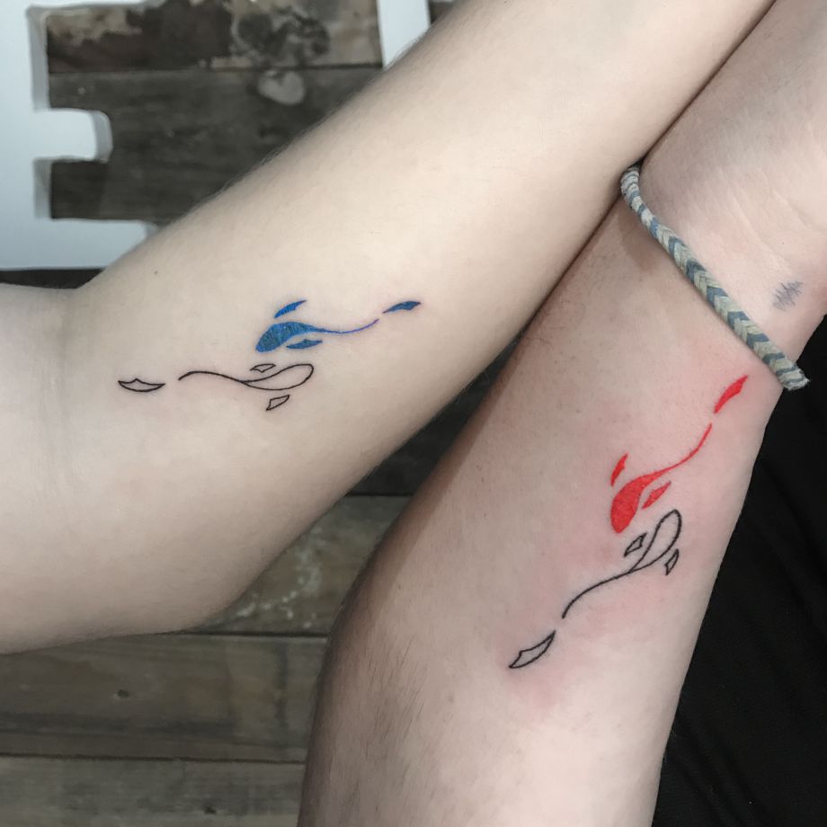 Tatuajes en negro y color de unos peces