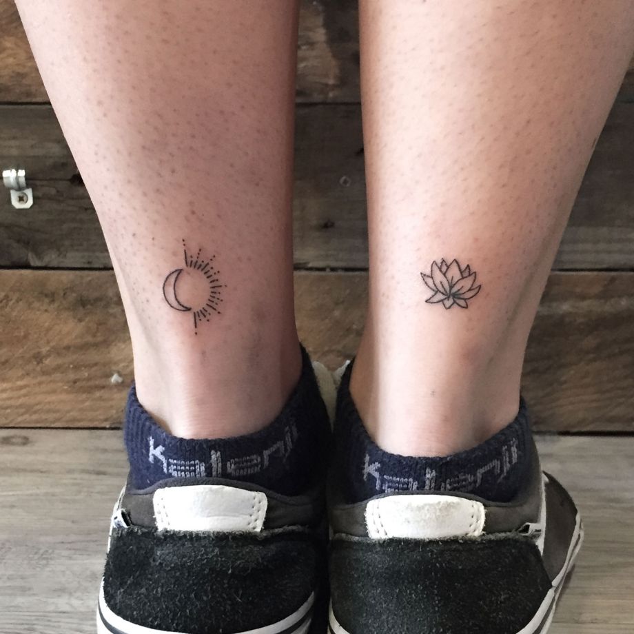 Tatuajes de línea de la silueta de un eclipse y una flor de loto