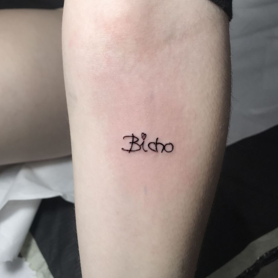 Tatuaje lettering de "Bicho"