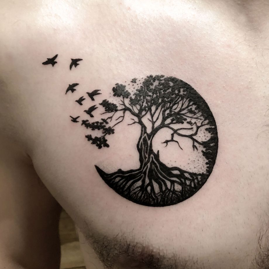 Tatuaje black work del árbol de la vida