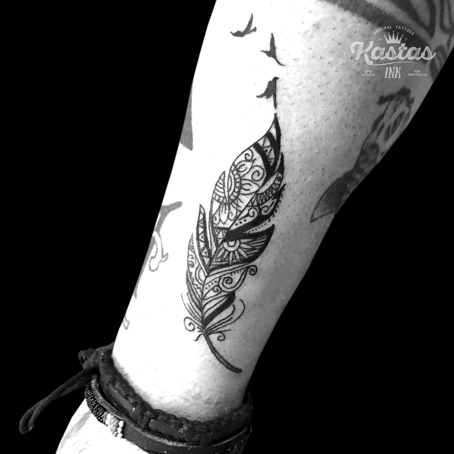 tatuaje blanco y negro pluma