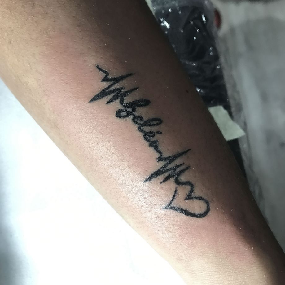 Tatuaje lettering de "Belén" en un electro