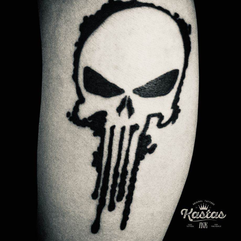 Tatuaje black work del símbolo de Punisher