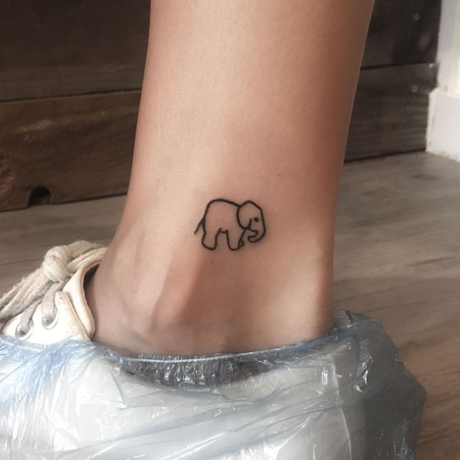 Tatuaje de línea de un elefante
