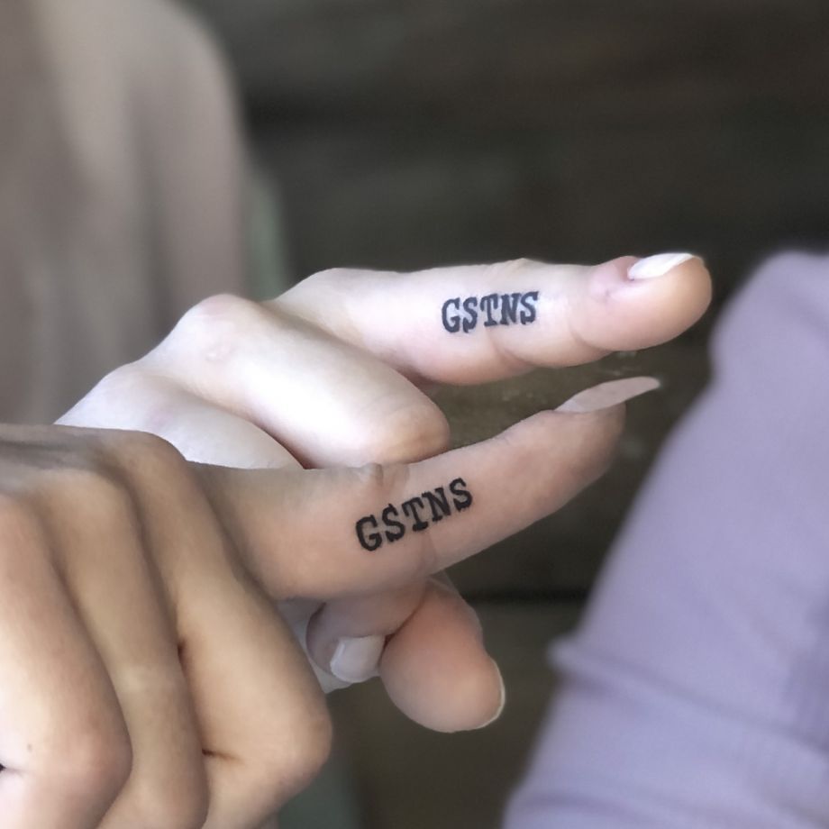 Tatuaje lettering en dedos