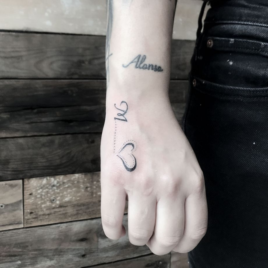 Tatuaje lettering de la letra M y un corazón