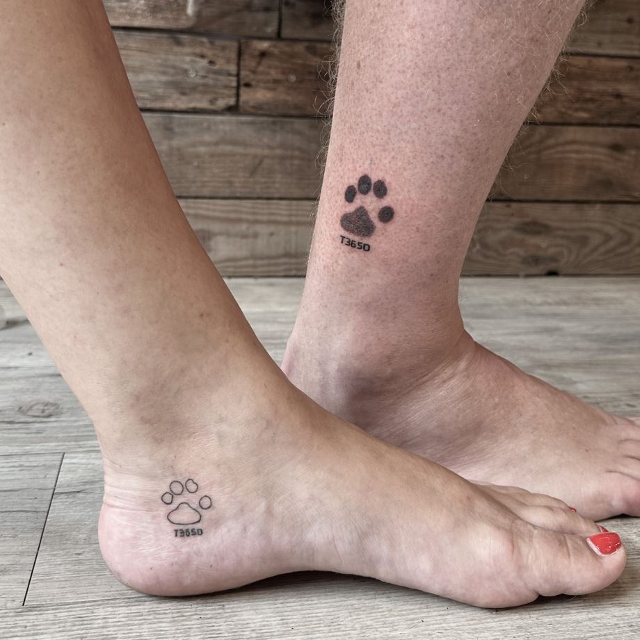 Tatuajes black work de la huella de un perro