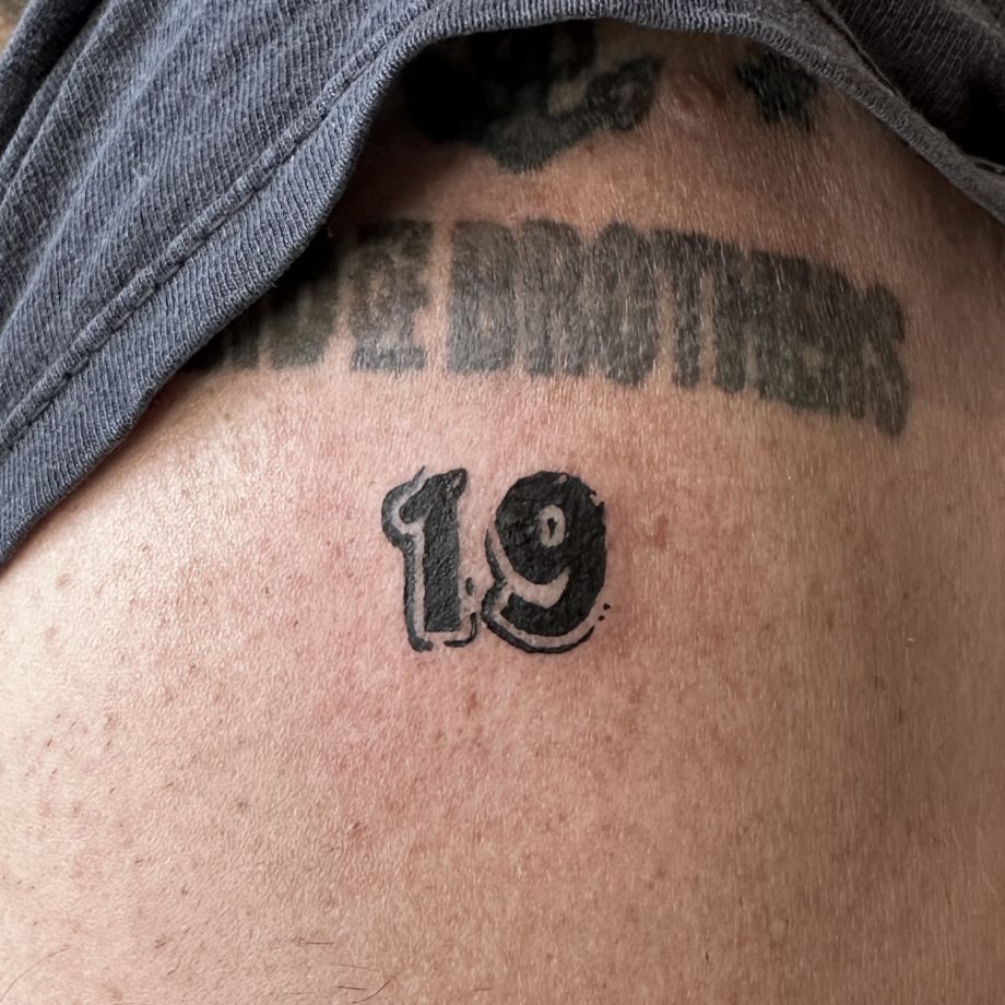 Tatuaje lettering "19"
