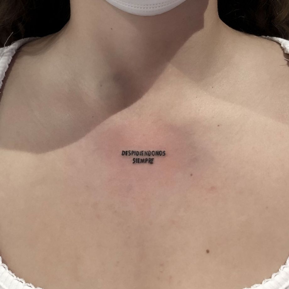 Tatuaje lettering de "despidiéndonos siempre"