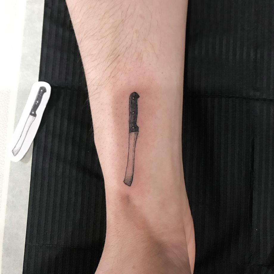 Tatuaje black work de un cuchillo