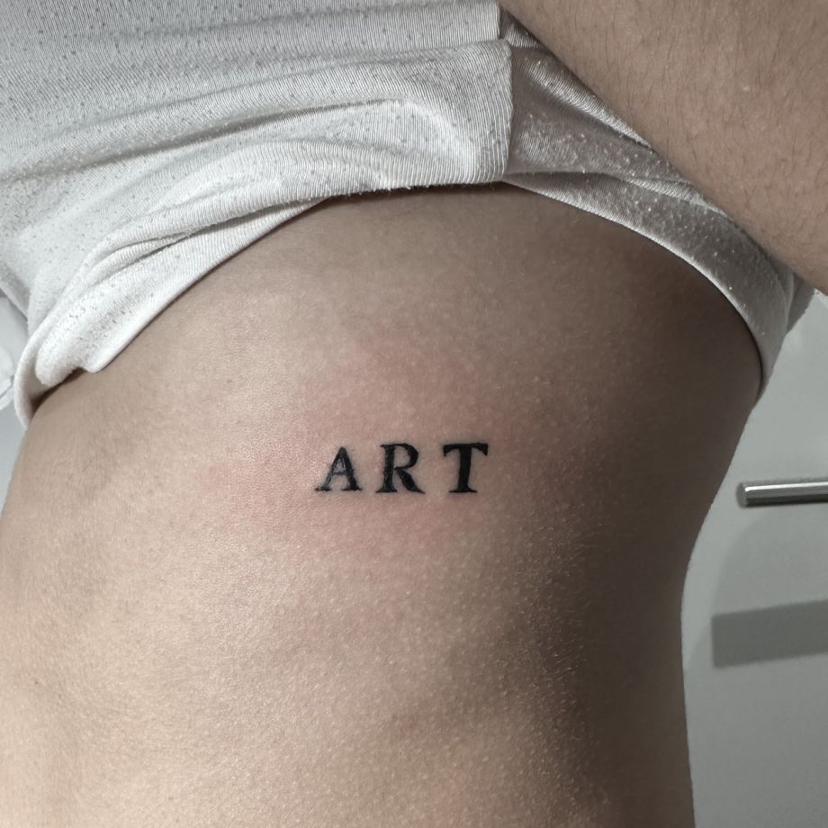 Tatuaje lettering "ART"
