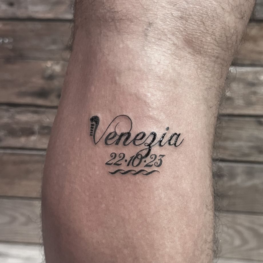 Tatuaje de la palabra Venezia y una fecha