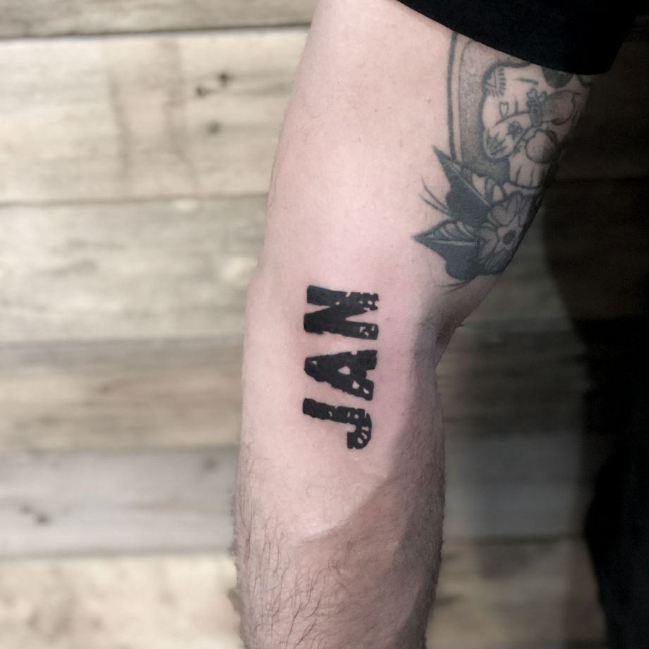 Tatuaje lettering "JAN"