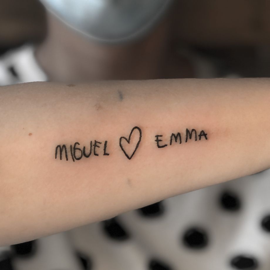 Tatuaje lettering de "Miguel y Emma"
