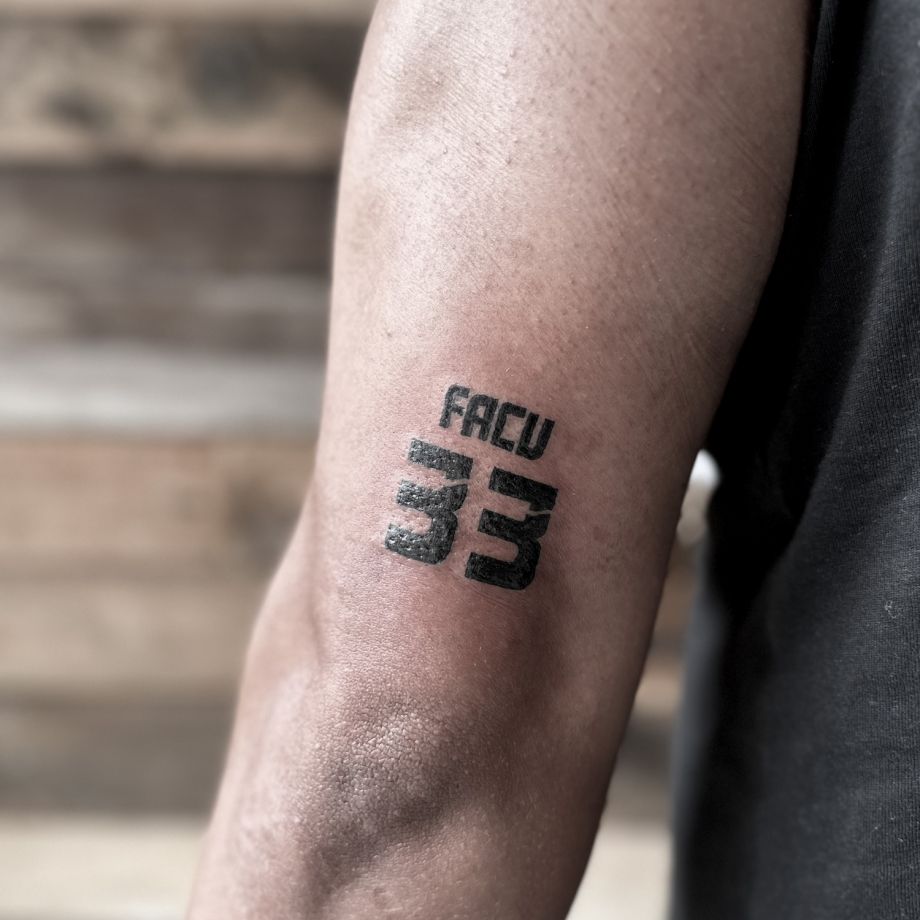 Tatuaje del número 33