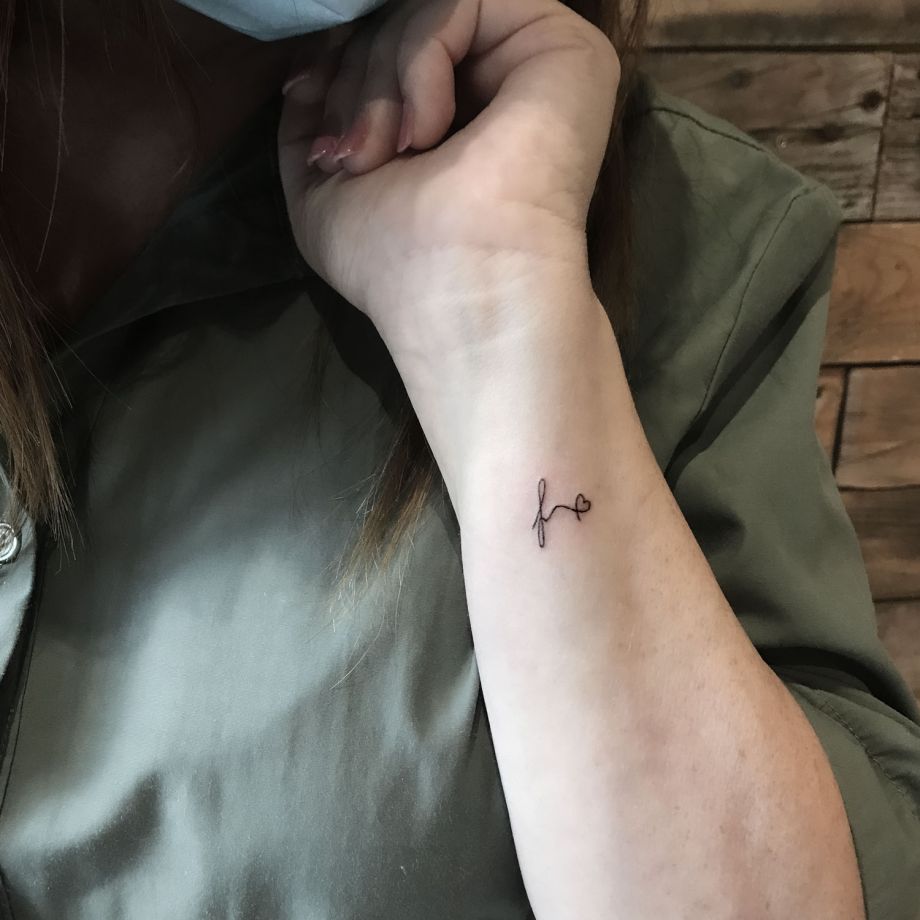 Tatuaje lettering de "F y corazón"