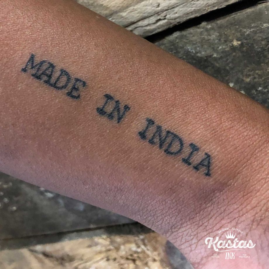Tatuaje lettering "Made in India"
