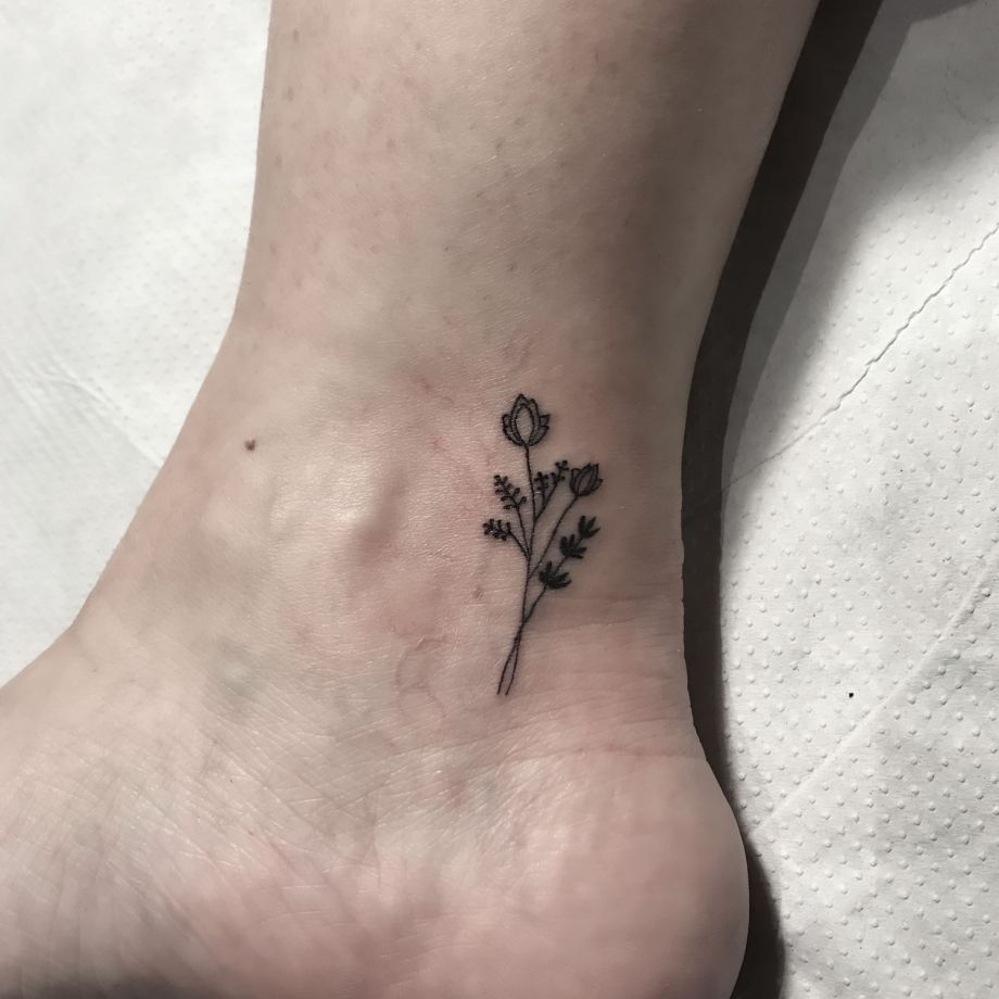 Tatuaje de línea de unas flores