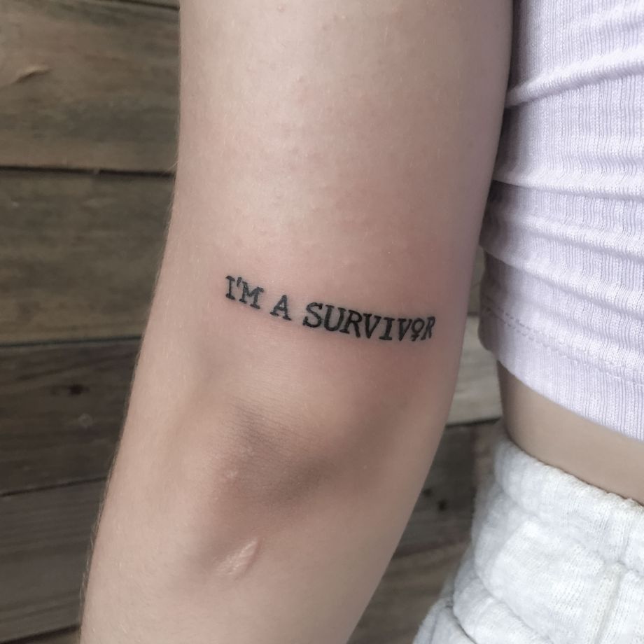 Tatuaje lettering "I'M A SURVIVOR"