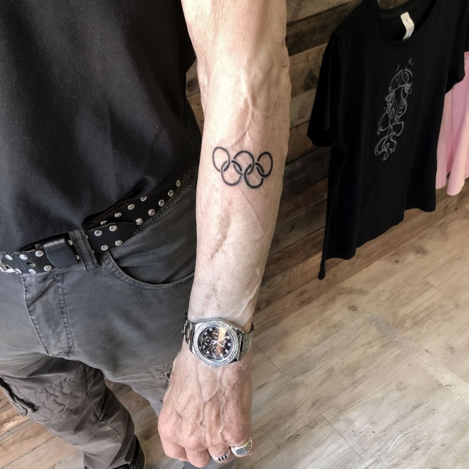 Tatuaje black work de los aros olímpicos