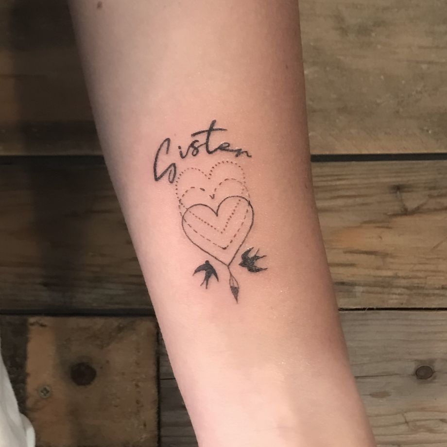 Tatuaje de línea de tres corazones con pájaros y un nombre