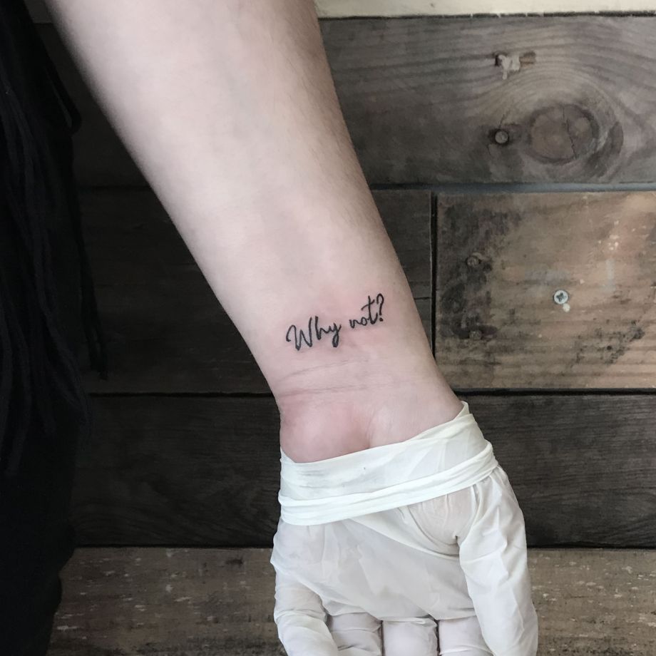 Tatuaje lettering de "Why not?"
