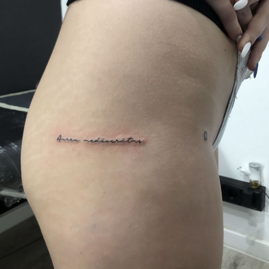 Tatuaje lettering de "Aurea mediocritas"
