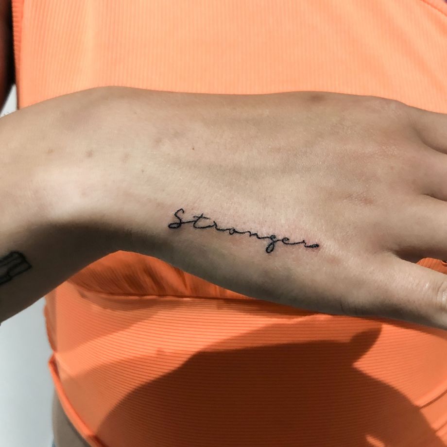 Tatuaje lettering "Stronger"