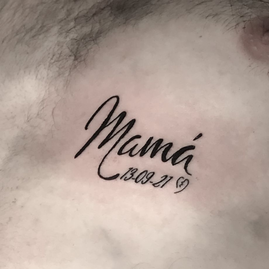 Tatuaje lettering "Mamá"