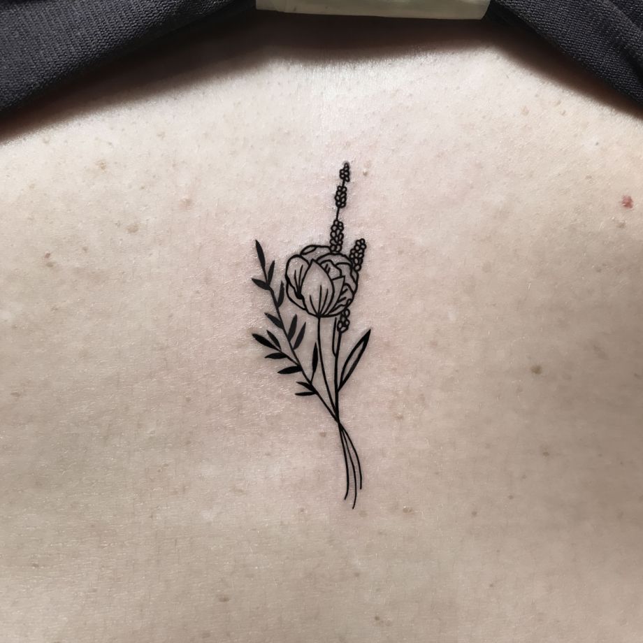 Tatuaje de línea de unas flores