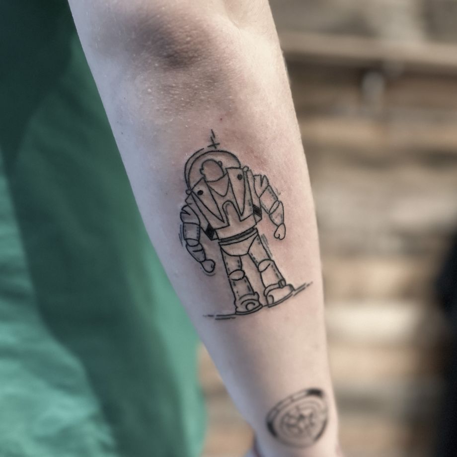 Tatuaje de línea de Buzz Lightyear