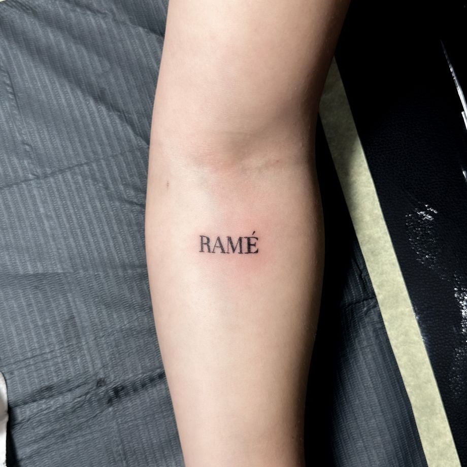 Tatuaje lettering del nombre RAME