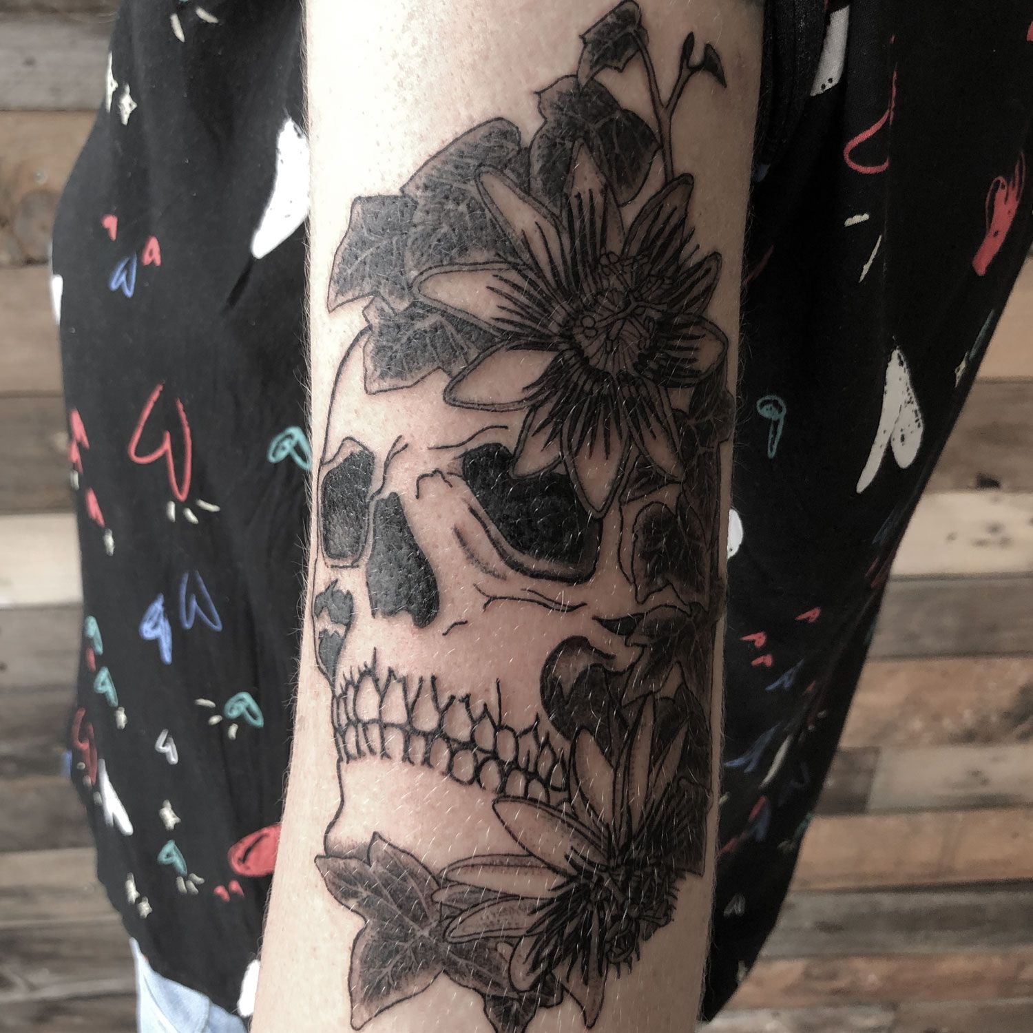 tatuaje black work calavera y flores whip shading