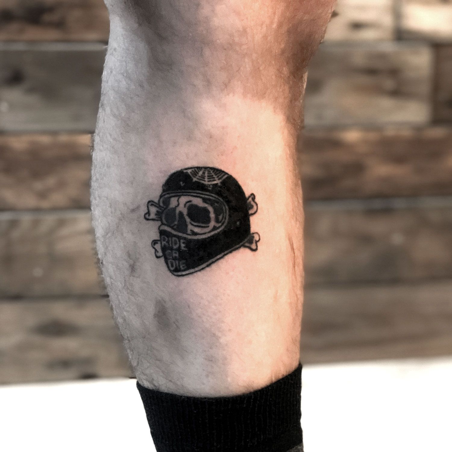 tatuaje old school en blanco y negro de un casco y una calavera