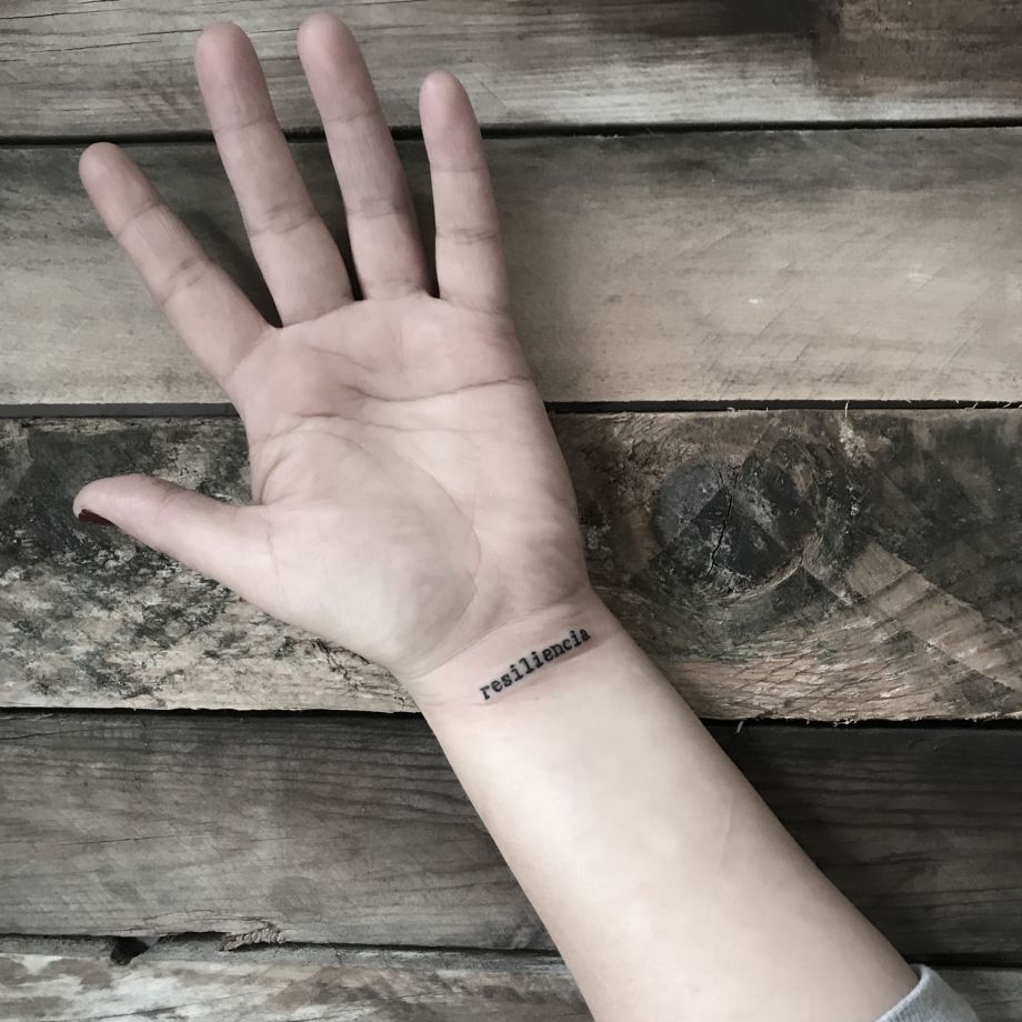 Tatuaje lettering de "resiliencia"
